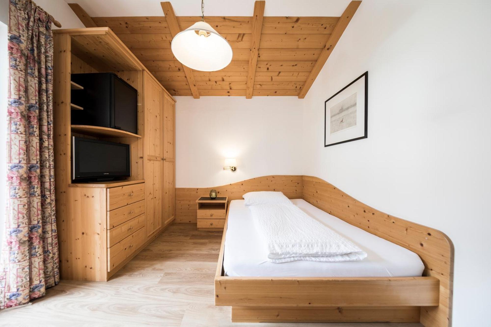 Hotel Torgglhof Caldaro Rum bild